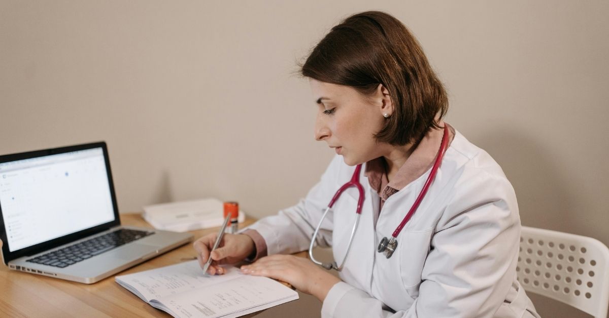 ¿Vale la pena hacer una especialidad médica en México o en el extranjero? Guía Completa